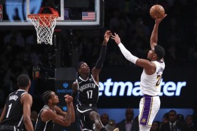 九游娱乐-詹姆斯在篮网比赛中刷新纪录，险胜引发热议！