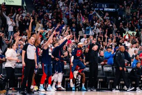 九游体育-莱万多夫斯基重要时刻比赛局势复杂，雄鹿带队取胜！