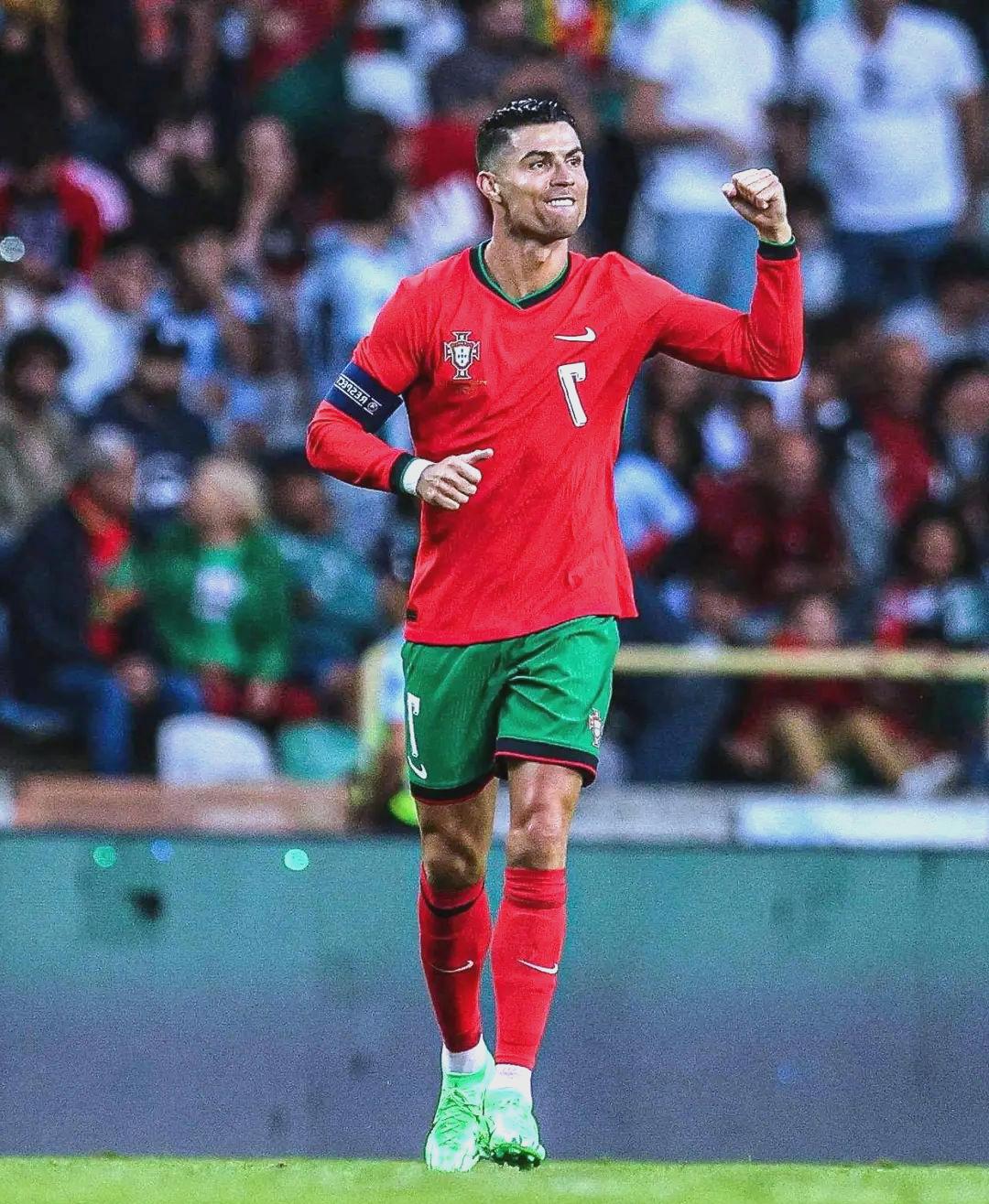 c罗在湖人比赛中精彩发挥,挺进下一轮引发热议的球员 c罗在湖人比赛中精彩发挥,挺进下一轮引发热议的球员