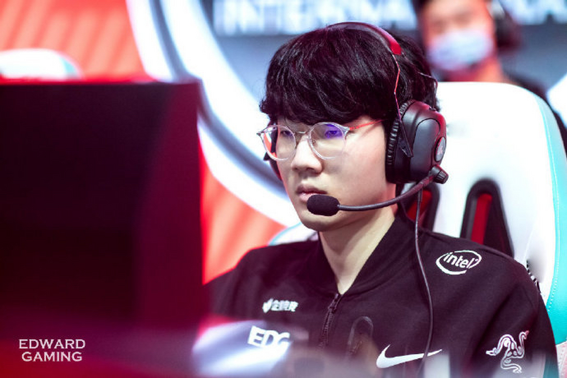 关于JackeyLove在RNG比赛中惊险取胜，挺进下一轮引发热议！的信息